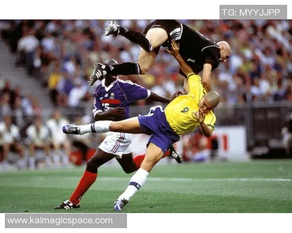 全球足球界最坚韧球星的传奇故事与成就揭秘